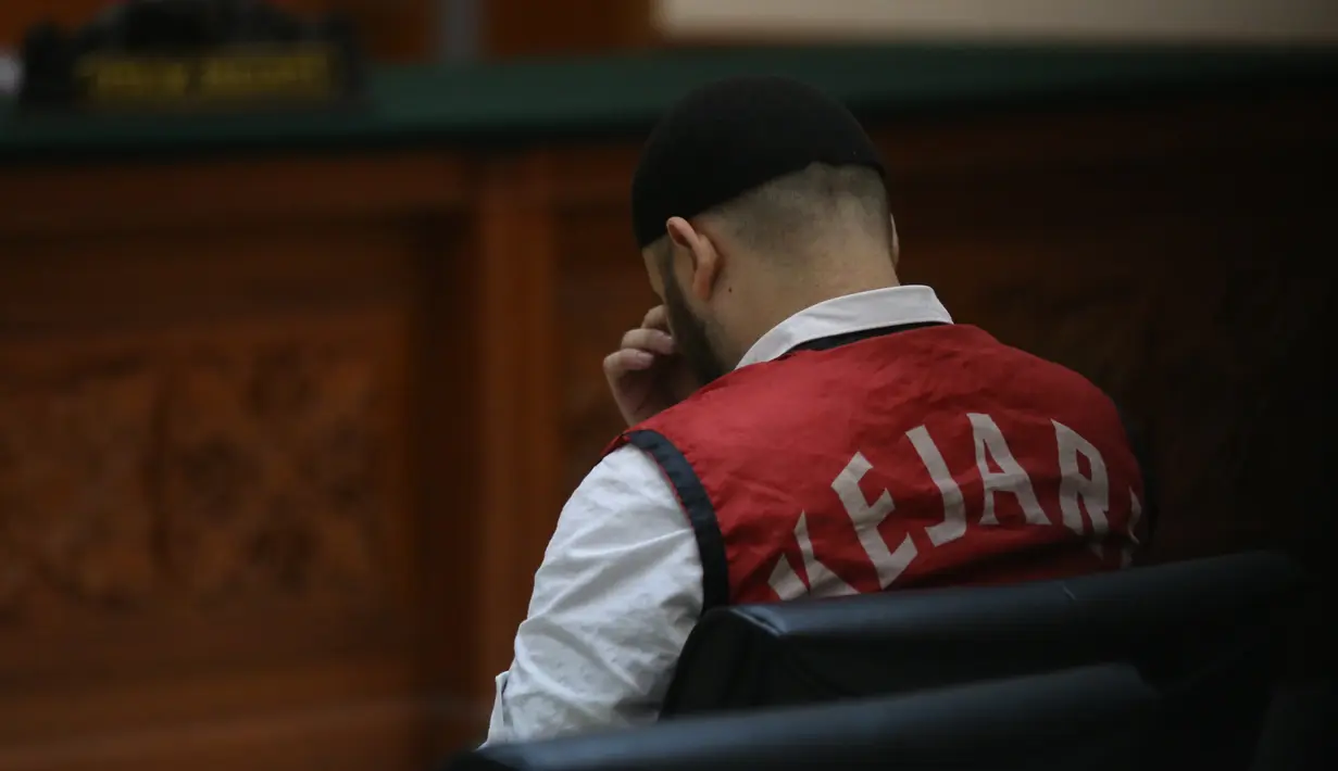 "Ya, agenda hari ini adalah pemeriksaan mas Ridho selaku terdakwa dan kita udah mendengarkan bersama, mas Ridho menyesal menggunakan sabu sebagai alat upaya untuk menguruskan berat badan," ucap Achmad usai sidang, Selasa (22/8). (Adrian Putra/Bintang.com)