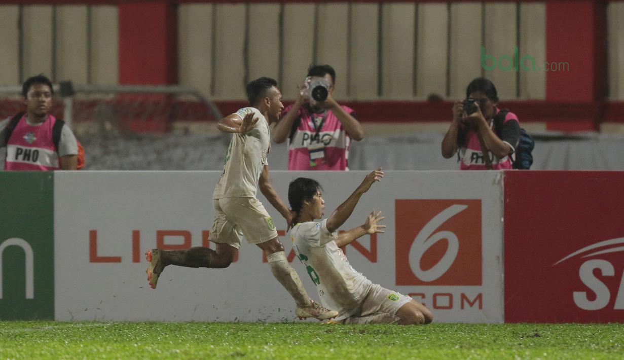 Pemain Persebaya Surabaya, Rishadi Fauzi merayakan golnya ke gawang Persija Jakarta pada laga Gojek Liag 1 bersama Bukalapak di Stadion PTIK, Jakarta (26/6/2018). Persebaya unggul sementara 1-0. (Bola.com/Nick Hanoatubun)