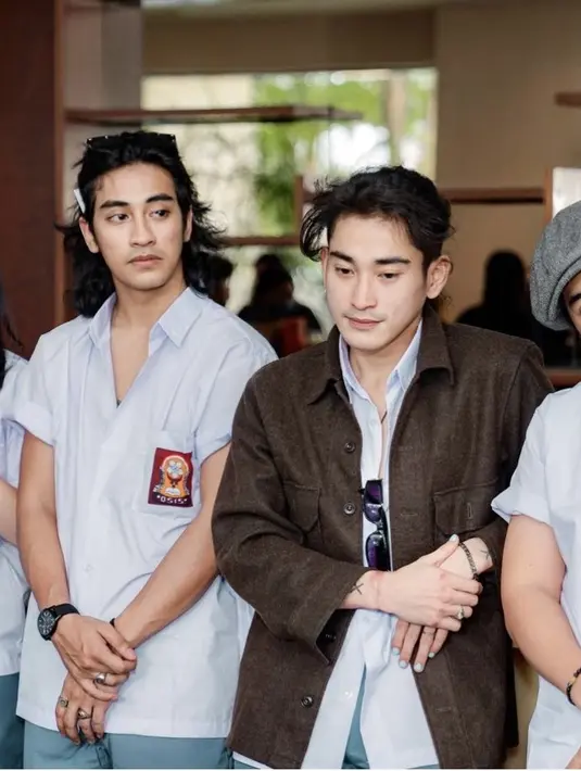 Selain mengenakan pakaian serba hitam, Abidzar dan cast lainnya mengenakan seragam SMA sesuai dengan jalan cerita film ini.(@abidzar73)