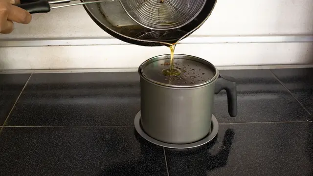 4 Tips Mudah Menyimpan Minyak Goreng Bekas Biar Aman dan Awet