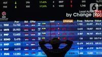 Karyawan melihat layar Indeks Harga Saham Gabungan (IHSG) di Bursa Efek Indonesia, Jakarta, Jumat (22/1/2021). Pada hari ini, IHSG melemah pada penutupan sesi pertama menyusul perpanjangan Pemberlakuan Pembatasan Kegiatan Masyarakat (PPKM). (Liputan6.com/Johan Tallo)