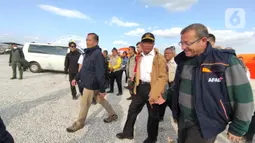 Menteri Koordinator Bidang Pemberdayaan Manusia dan Kebudayaan (Menko PMK) Muhadjir Effendy meninjau posko emergency medical technician (EMT) di Distrik Hassa, Provinsi Hatay, Turki, Rabu (22/3/2023). Dalam kunjungannya, Muhadjir sempat meninjau fasilitas rumah sakit lapangan dan fasilitas lainnya dalam membantu pengungsi korban gempa Turki. (Liputan6.com/Andry Haryanto)
