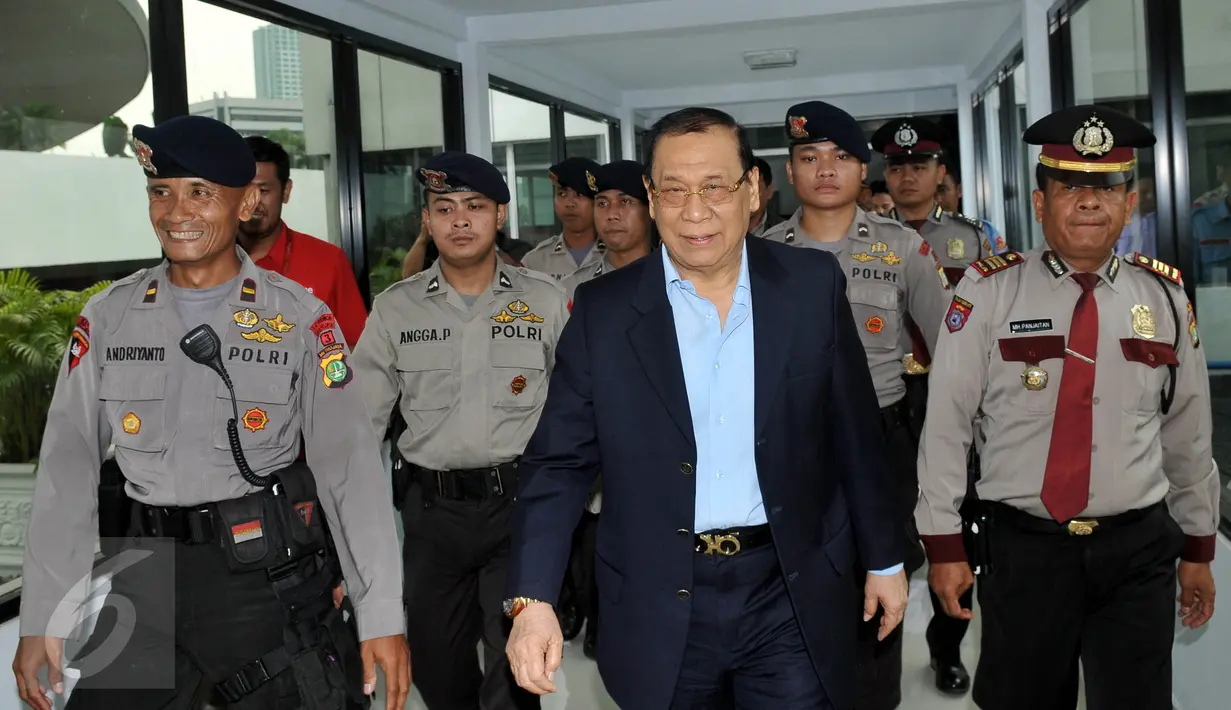 Wakil Ketua MKD, Kahar Muzakir dikawal polisi saat meninggalkan ruang sidang MKD, Jakarta, Selasa (1/12/2015). Sebelumnya Kahar kepergok keluar dari ruang Setnov sebelum sidang digelar. (Liputan6.com/Johan Tallo)