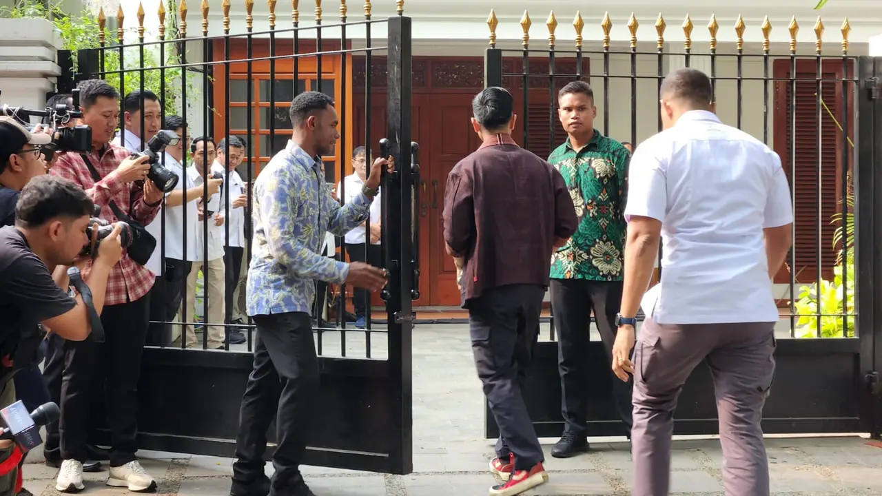 Ketua Umum Partai Solidaritas Indonesia (PSI) Kaesang Pangarep tiba di kediaman Ketua Umum Partai Gerindra Prabowo Subianto, di Kertanegara IV, Jakarta.