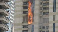 Kobaran api membakar gedung pencakar langit 75 lantai Sulafa Tower di Dubai, Rabu (20/7). Insiden itu memicu pengungsian besar saat polisi dan personel pertahanan sipil berjuang memadamkan api dan menutup jalanan terdekat. (REUTERS/Ahmed Jadallah)