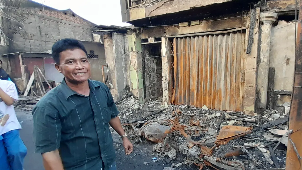 Muhammad Syairuddin (54), warga yang menjadi korban kebakaran Depo Pertamina Plumpang. Rumahnya hancur karena kebakaran yang terjadi pada Jumat malam 3 Maret 2023.