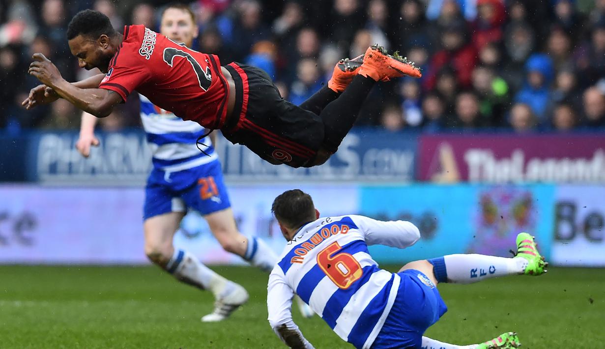 Pemain Reading, Oliver Norwood (bawah), melakukan tekel kepada pemain West Bromwich Albion, Stephane Sessegnon, dalam laga putaran kelima Piala FA di Stadion Madejski, Reading, Inggris (20/2/2016). (AFP/Ben Stansall)