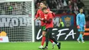 Cristiano Ronaldo memberi kesempatan suporter untuk berswafoto sambil berjalan beriringan menuju ke arah pinggir lapangan. (Sergei GAPON/AFP)