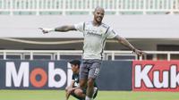 Pemain Persib Bandung, David da Silva, melakukan selebrasi usai mencetak gol ke gawang Persikabo 1973 pada laga uji coba di Stadion Pakansari, Bogor, Minggu (27/11/2022). (Bola.com/M iqbal Ichsan)