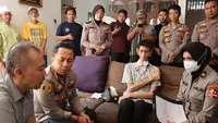 Tim Pusdokkes Polri menemui Sultan Rif'at Alfatih, mahasiswa yang mengalami cedera parah karena terjerat kabel fiber optik. (Foto: dokumentasi Polri)