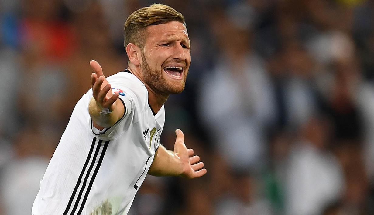 4. Shkodran Mustafi, diberitakan Sky Sport, bek Valencia ini sudah mencapai kesepakatan dengan Arsenal. Hal ini disampaikan ole agen Mustafi, Ali Bulut, dimana klub Spanyol itu menerima pinangan 30 juta pounds dari The Gunners. (AFP/Patrik Stollarz)