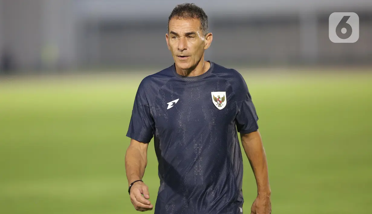 Pelatih Timnas U-23 Indonesia Gerald Vanenburg memimpin langsung sesi pertandingan. (Liputan6.com/Helmi Fithriansyah)