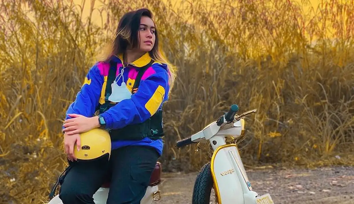 Totalitas mencintai dunia otomotif, Sintya kerap ikut melakukan sunmori dengan beberapa temannya. Gayanya pun mencuri perhatian lantaran mengenakan outfit santai namun terkesan tomboi. (Liputan6.com/IG/@sintyamarisca)
