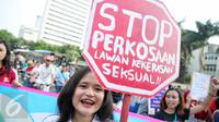 Aktivis wanita dari Jaringan Muda menggelar aksi Stop Kekerasan Seksual saat Car Free Day di Bundaran HI, Jakarta, Minggu (6/12/2015). Dalam aksinya mereka menolak kekerasan seksual dan stop perkosaan. (Liputan6.com/Faizal Fanani)