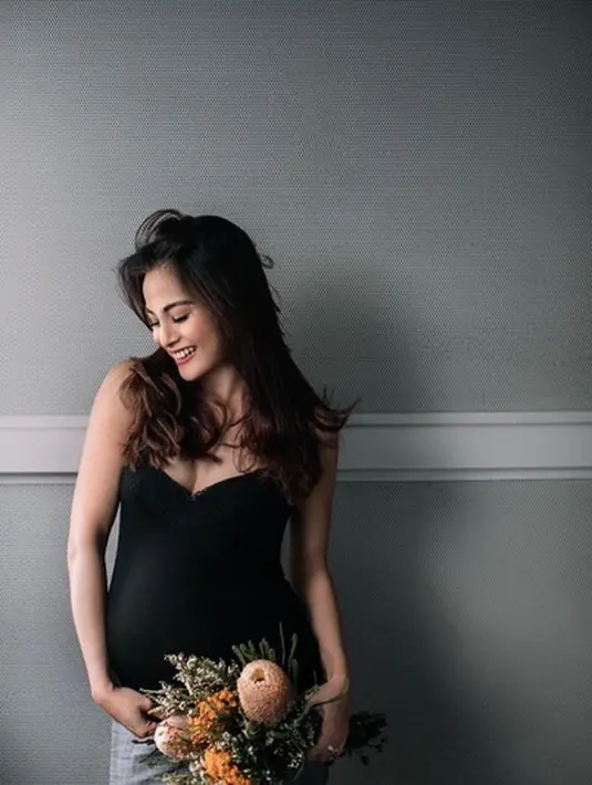 "Haus ilmu memang sangat perlu buat Mama, apalagi untuk kehamilan dan perkembangan si Kecil. Salah satu sumber info kehamilan dan tumbuh kembang si Kecil aku dapatkan," lanjutnya. (Instagram/septriasaacha)