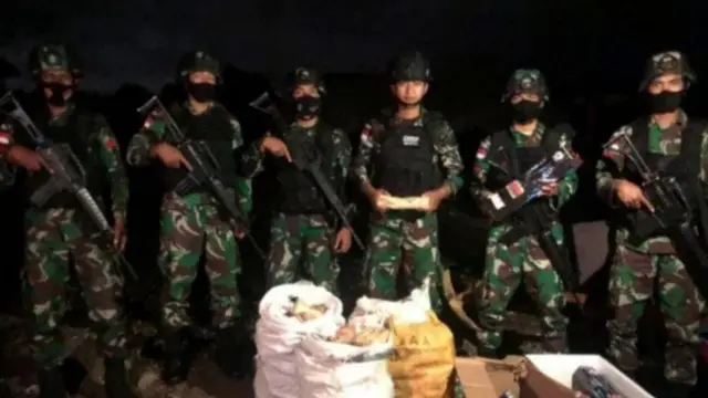 Satgas Pamtas sedang menjaga ratusan kilo kayu cendana dan puluhan petasan. (Liputan6.com/Dionisius Wilibardus)