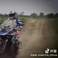 Baru-baru ini akun resmi QJ Motor Cina mengunggah video pengujian motor adventure di trek tanah. (MomoMotorbike)