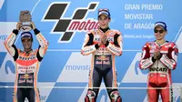 Pebalap Repsol Honda, Marc Marquez dan Dani Pedrosa bersama pebalap Ducati, Jorge Lorenzo, naik podium GP Aragon di Sirkuit Motorland, Alcaniz, Minggu (24/9/2017). Marquez berhasil finis tercepat dengan waktu 42 menit 6,819 detik. (AFP/Jose Jordan)