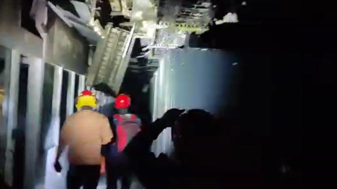 Dalam video tersebut tampak ruangan server sudah dalam keadaan porak poranda. Peralatan yang diduga bagian dari server pun terlihat masih menggantung di langit-langit ruangan. (Foto:Liputan6/Yopi Makdori)
