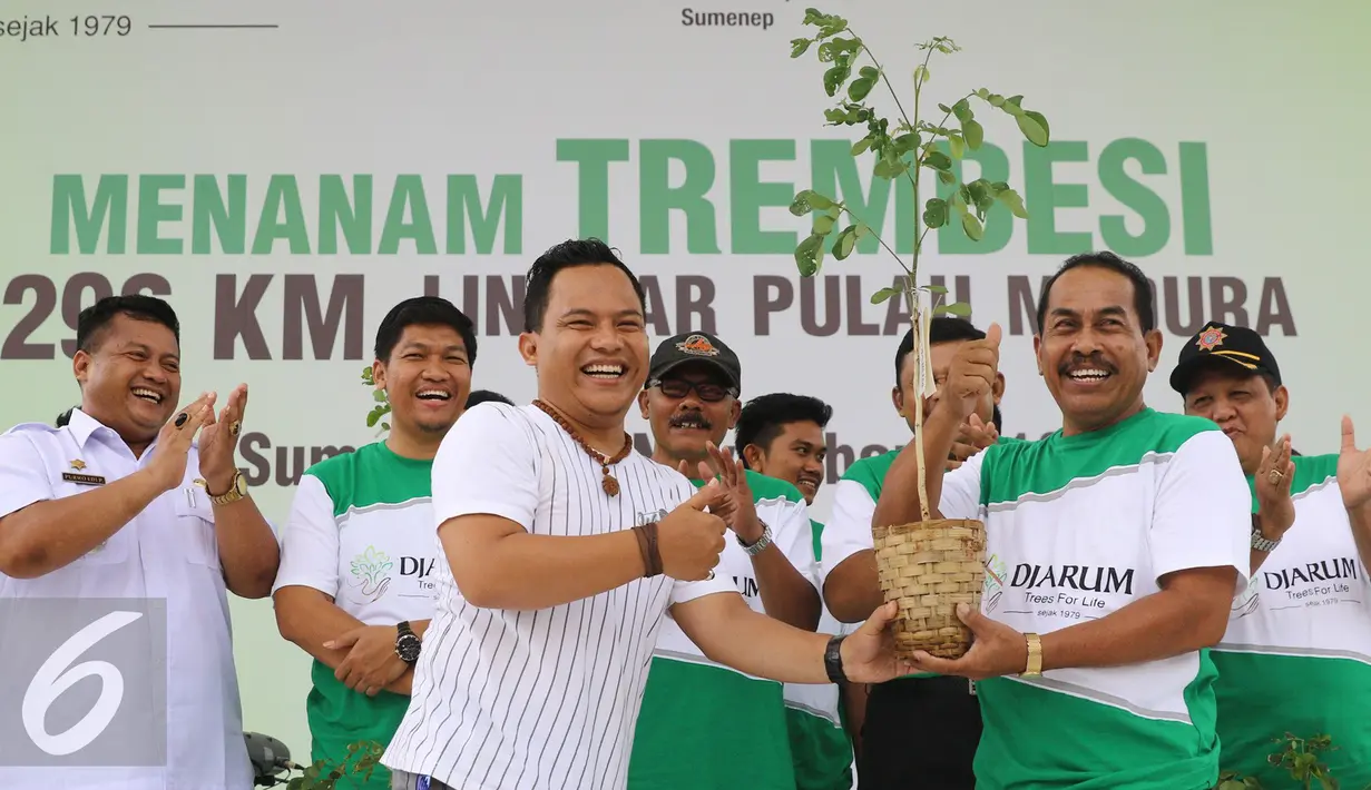 Vokalis Band Wali Faank, secara simbolis memberi pohon trembesi kepada camat Sumenep pada saat Djarum Trees For Life (DTFL) program "Penghijauan 296 KM Lingkar Pulau Madura", Jawa Timur, Rabu (23/11). (Liputan6.com/Herman Zakharia)