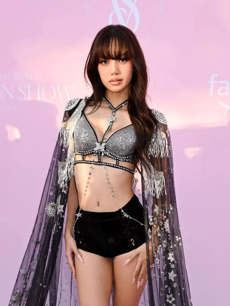 Potret Lisa BLACKPINK Bergaya ala Rockstar di Victoria's Secret Fashion Show 2024, Pakai Arsip VS 2018