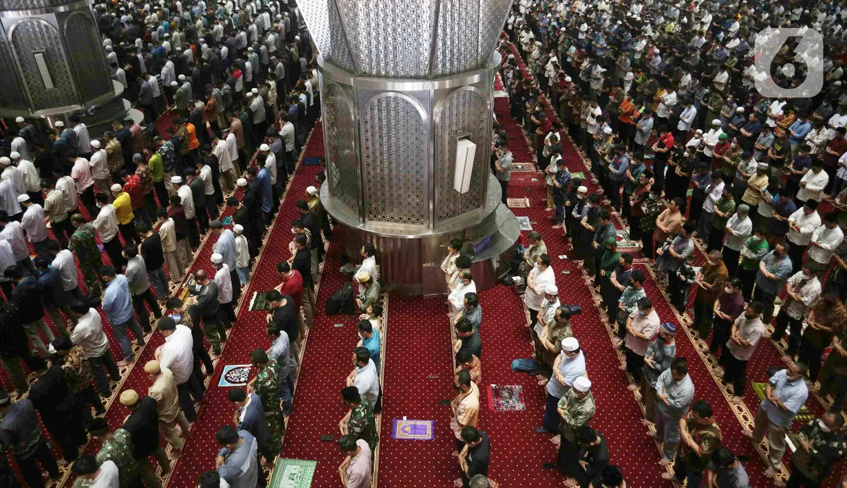 Umat muslim melaksanakan ibadah Sholat Jumat di Masjid Istiqlal, Jakarta, Jumat (8/4/2022). Masjid Istiqlal kembali menggelar Sholat Jumat berjemaah pada minggu pertama Ramadhan dengan meniadakan aturan jaga jarak saat sholat, namun jemaah wajib menggunakan masker. (Liputan6.com/Faizal Fanani)