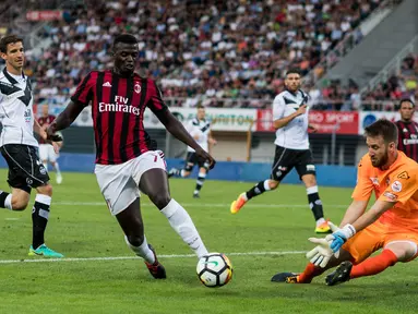 Striker AC Milan, Mbaye Niang, berusaha membobol gawang Lugano pada laga pramusim di Stadion Cornaredo, Lugano, Selasa (11/7/2017). AC Milan menang 4-0 atas FC Lugano. (EPA/Gabriele Putzu)