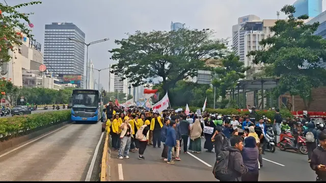 Rute bus TransJakarta terdampak penutupan jalan di sekitar Bundaran HI dan gedung DPR/MPR akibat adanya demo mahasiswa, Jumat (12/6/2026).
