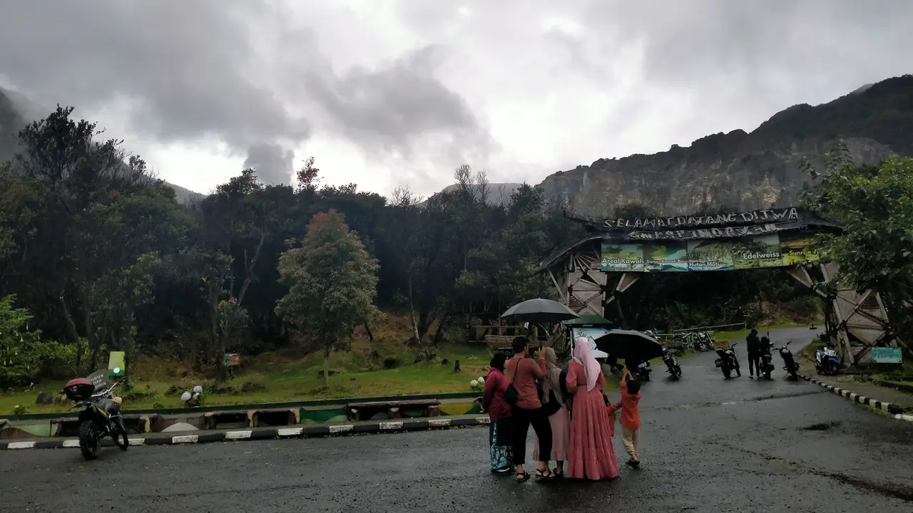 Simak 5 Alasan Gunung Papandayan Cocok Untuk Pendaki Pemula