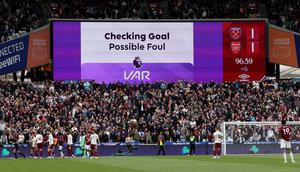 Sebuah layar LED menampilkan pesan VAR selama pertandingan sepak bola English Premier League antara West Ham United dan Arsenal di Stadion London, London Timur pada 10 Mei 2026. (Adrian Dennis / AFP)