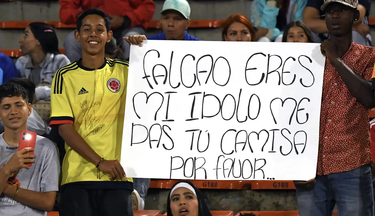 Fans Millonarios membentangkan poster untuk Radamel Falcao pada laga lanjutan Liga Kolombia di Atanasio Girardot Stadium, Medellin, Kolombia 18 Juli 2024. (AFP/Jaime Saldarriaga)