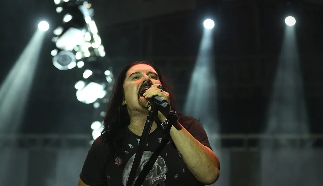 Beberapa lagu dibawakan oleh Dream Theater. Diantaranya, The Dark Eternal Night, The Bigger Picture, Hell's Kitchen, The Gift of Music, Our New World, As I Am, dan Breaking All Illusions. (Bambang E. Ros/Bintang.com)