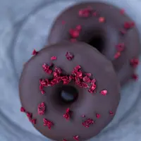 Ingin menikmati camilan yang berbeda? Donut choco berry bisa menjadi pilihan dengan kombinasi rasa cokelat dan buah beri yang menggugah selera. (Foto/Dok: Pexels)