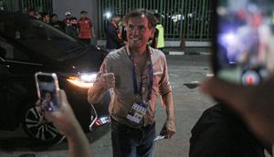 Asisten pelatih Timnas Indonesia Alex Pastoor menyaksikan laga Persija Jakarta Vs PSBS Biak di Stadion Candrabhaga, Bekasi, Minggu (2/2/2025). (Bola.com/Bagaskara Lazuardi)