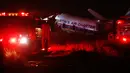 Sebuah pesawat terbelah menjadi beberapa bagian setelah jatuh di dekat kota Pretoria, Afrika Selatan, Selasa (7/10). Pesawat yang membawa 19 penumpang termasuk pilot tersebut jatuh menabrak sebuah bangunan pabrik kecil. (AP/Phil Magakoe)