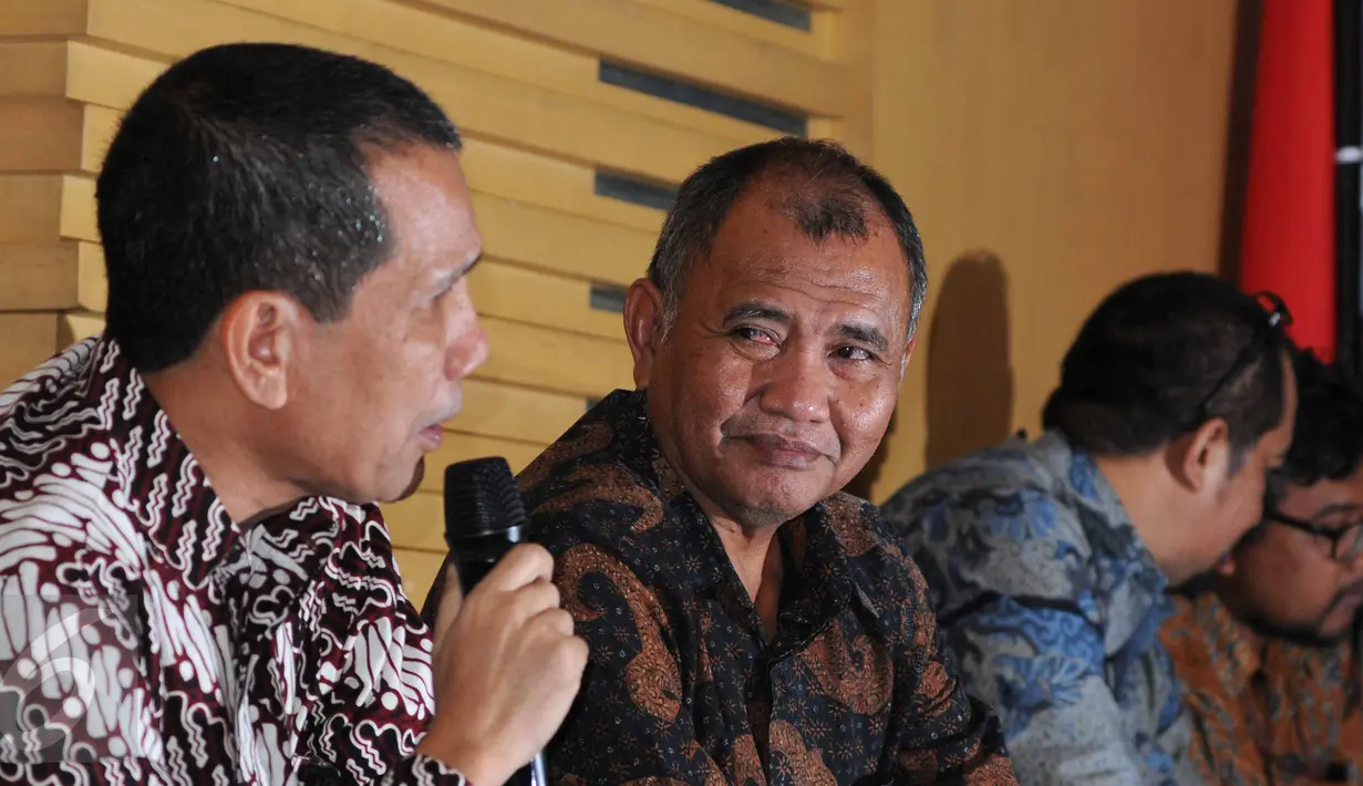 Ketua KPK Agus Raharjo (tengah) didampingi Deputi Bidang Pencegahan KPK Pahala Nainggolan(kiri) saat menggelar diskusi pimpinan KPK dengan media di Gedung KPK, Jakarta, Selasa (12/1). (Liputan6.com/Helmi Afandi)