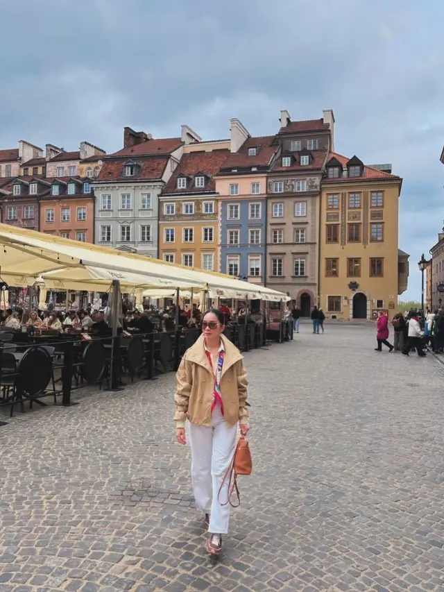 Potret Romantis Bunga Zainal dan Suami Liburan di Eropa, Andalkan Busana Earth Tone dan Backpack Rp63 Jutaan