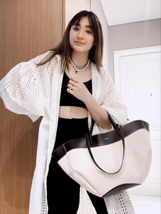 Potretnya terliha kece saat menenteng tas yang punya desain elegan. Patricia terliha cantik paripurna ditambah perpaduan outfit yang indah. (Liputan6.com/IG/@pattdevdex).