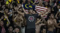 Suporter Malaysia memberikan dukungan saat melawan Timnas Indonesia pada laga Kualifikasi Piala Dunia 2022 di SUGBK, Jakarta, Kamis (5/9). Indonesia kalah 2-3 dari Malaysia. (Bola.com/Vitalis Yogi Trisna)