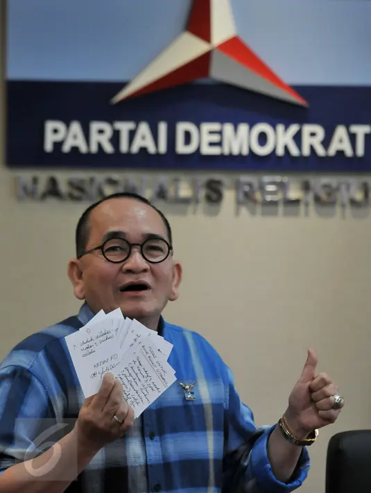 Ruhut Sitompul ketika memperlihatkan catatan dari Ketum Partai Demokrat Susilo Bambang Yudhoyono seputar pemberhentian jabatannya sebagai  juru bicara, pada konferensi pers di Kompleks Parlemen, Senayan, Jakarta, Senin (22/8). (Liputan6.com/Johan Tallo)
