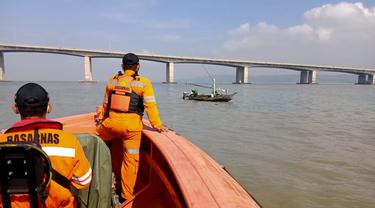 Tim SAR menemukan Widodo (53)  meninggal  dalam keadaan mengapung di tengan laut Suramadu. (Dian Kurniwan/Liputan6.com)
