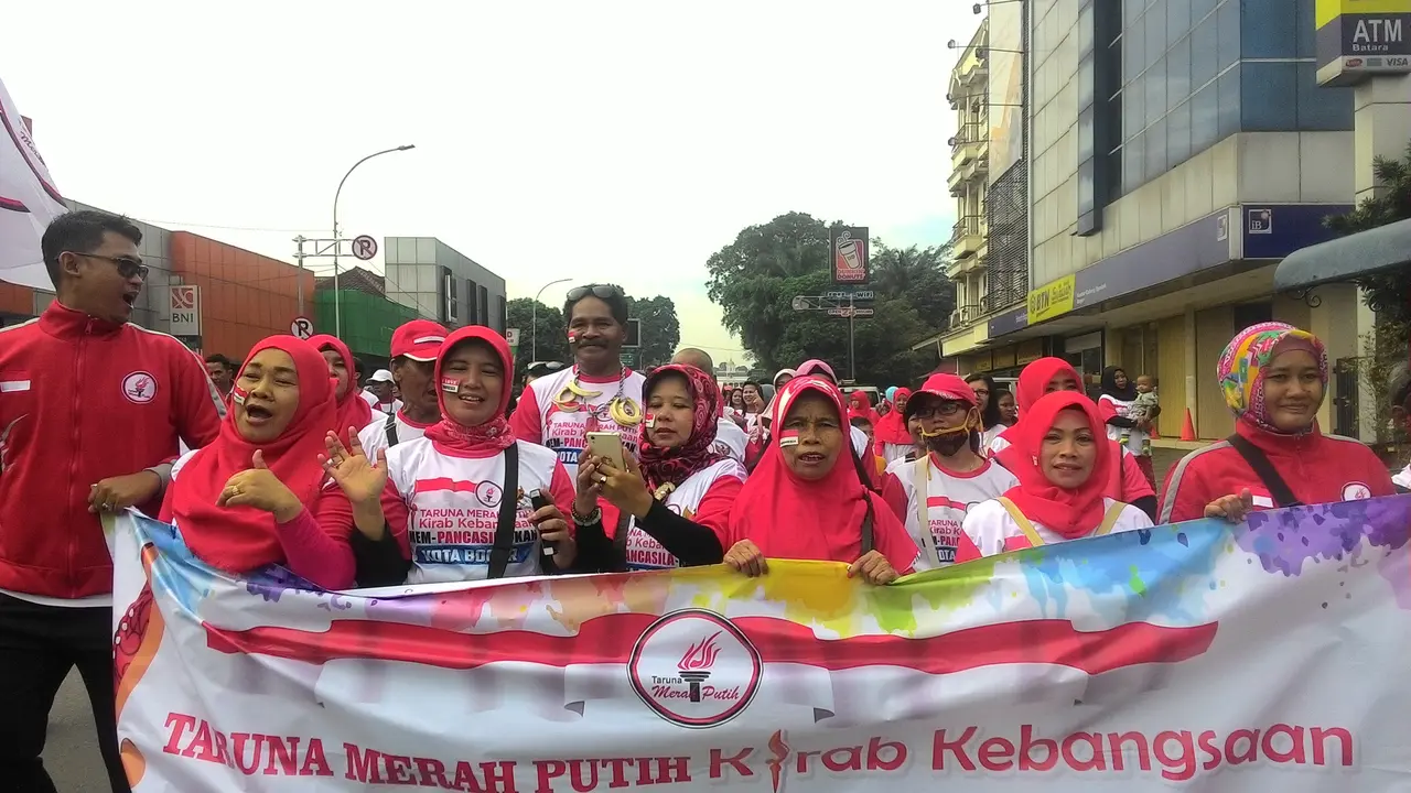 Warga mengikuti Kirab Kebangsaan di Bogor. (Liputan6.com/Achmad Sudarno)