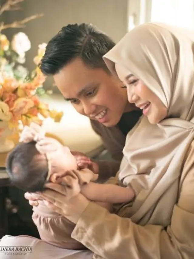 6 Pemotretan Keluarga Chacha Frederica, Wajah Putrinya Bikin Penasaran