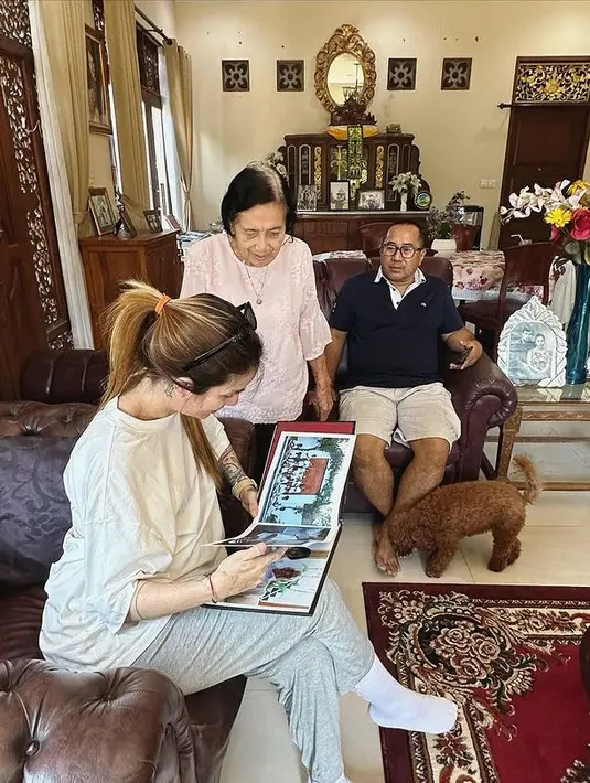 <p>Melalui kanal Youtube-nya, pemeran Jenny dalam film Hantu Jeruk Purut Reborn itu mengaku sempat mengalami solusio plasenta di awal kehamilan kelimanya. [Instagram/itssheilamj]</p>