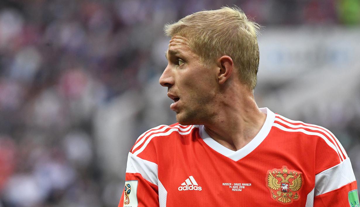 Gelandang Rusia, Yuri Gazinskiy, saat melawan Arab Saudi pada laga Grup A Piala Dunia di Stadion Luzhniki, Moskow, Kamis (15/6/2018). Dirinya merupakan pencetak gol perdana pada Piala Dunia 2018. (AFP/Kirill Kudryavtsev)