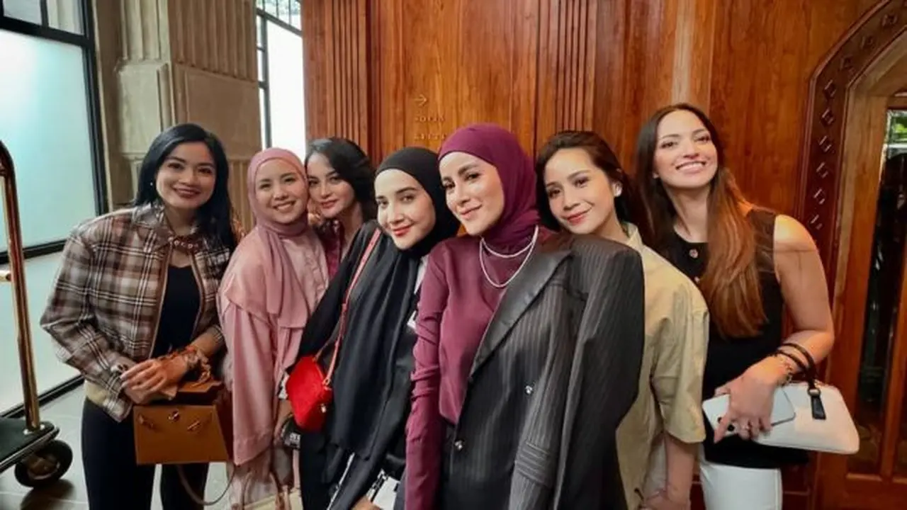 6 Potret Geng Cendol Pamer Kekompakan, Diwarnai Kejutan Cincin Berlian dari Titi Kamal (instagram/tya_ariestya)