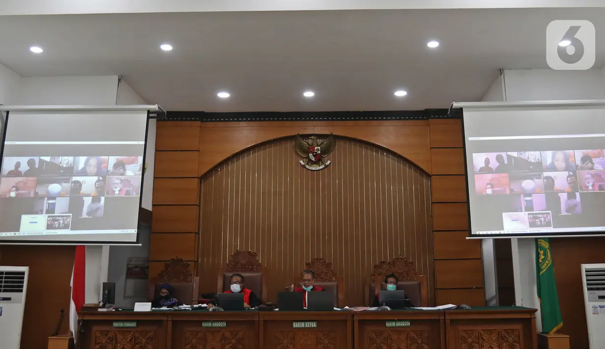Majelis Hakim membacakan putusan dalam sidang telekonferensi terdakwa pembunuhan berencana anak dan ayah di Lebak Bulus, di PN Jakarta Selatan, Senin (15/6/2020). Majelis Hakim menjatuhkan vonis hukuman mati terhadap Aulia Kesuma dan putranya Geovanni Kelvin. (Liputan6.com/Herman Zakharia)