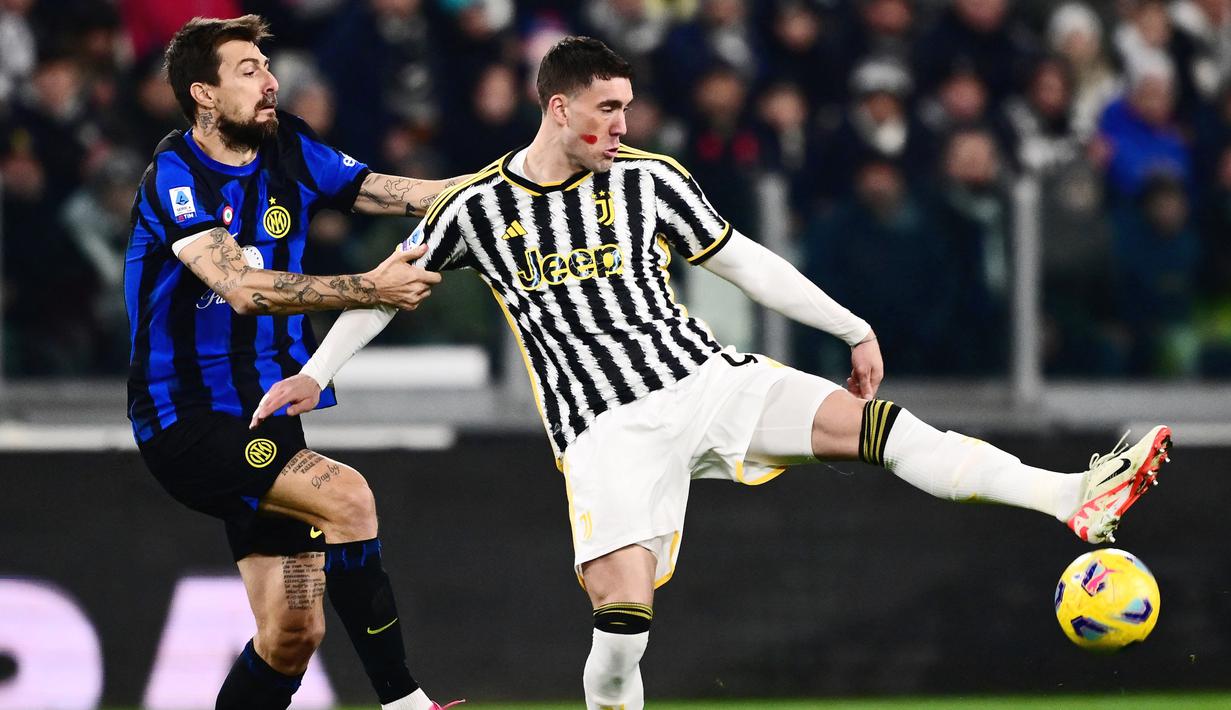 Pemain Inter Milan, Francesco Acerbi, berebut bola dengan pemain Juventus, Dusan Vlahovic, pada laga pekan ke-13 Serie A 2023/2024 di Allianz Stadium, Senin (2/11/2023). Gol Juventus dicetak oleh Dusan Vlahovic. Sementara gol Inter Milan dipersembahkan oleh Lautaro Martinez. (AFP/Marco Bertorello)