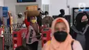 Penumpang melintasi pintu tiket elektronik Kereta Rel Listrik (KRL) di Stasiun Tanah Abang, Jakarta, Selasa (16/11/2021). Pemerintah telah memperpanjang kebijakan Pemberlakuan Pembatasan Kegiatan Masyarakat (PPKM) Jawa-Bali mulai 16-29 November 2021. (Liputan6.com/Angga Yuniar)