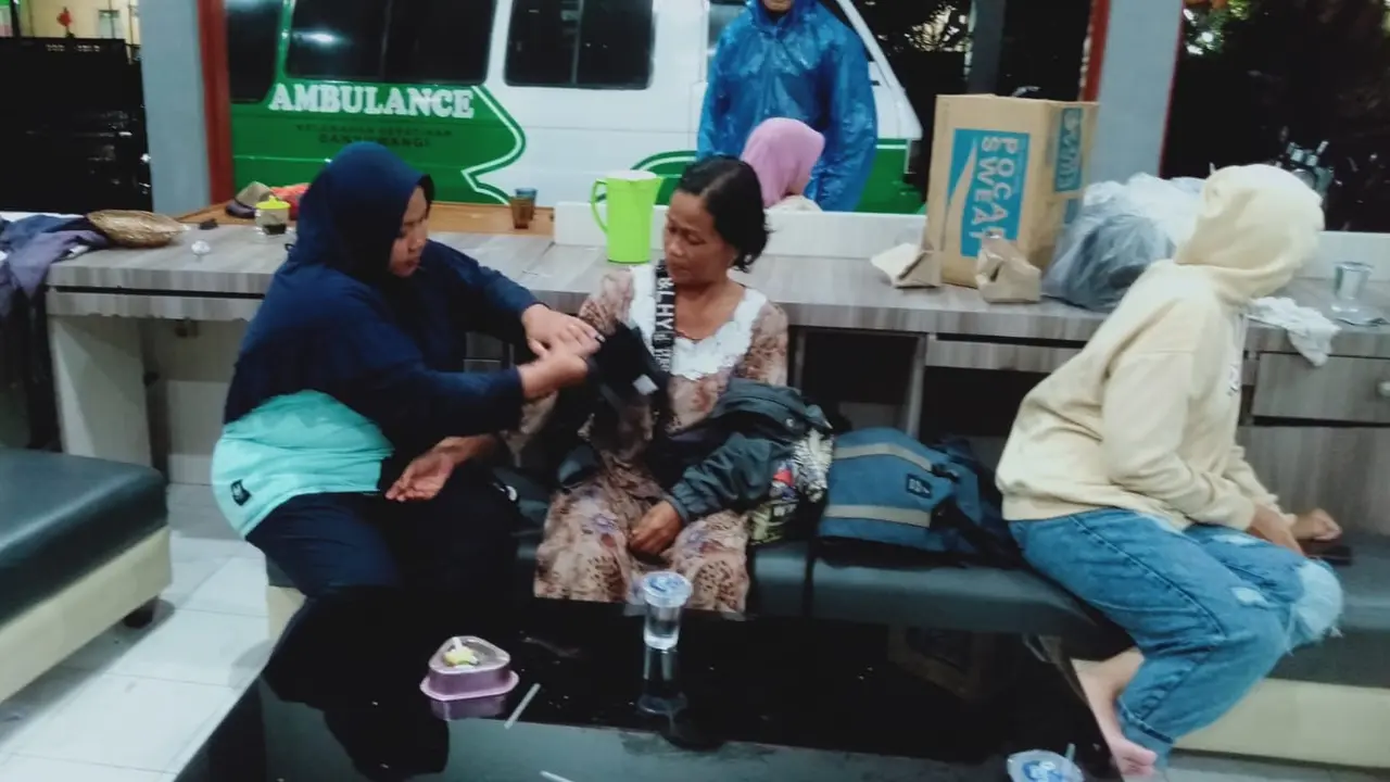 Petugas kesehatan dari sejumlah Puskesmas di Banyuwangi diterjunkan untuk memeriksa kondisi kesehatan korban banjir. (Istimewa)